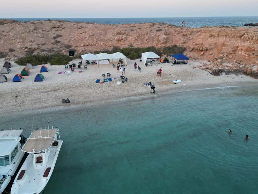 Camping to the Daymaniyat Islands with an overnight stay - Lunch, island handoff, and the moment the day-tour boats disappear