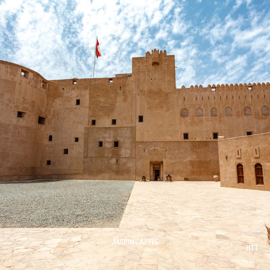 From Muscat: Nizwa, Bahla, and Jabrin Tour with Forts - What to do with the 30-minute stops (so you don’t feel rushed)