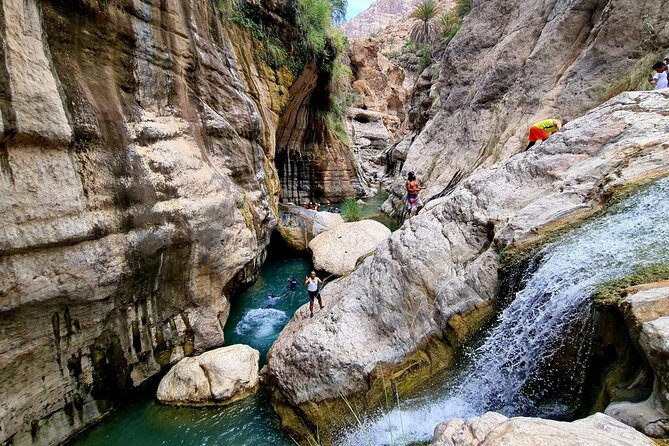 Full-Day Private Wadi Tiwi Adventure - Pickup From Muscat and the 4WD Comfort Factor
