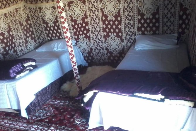 Golden Dunes Getaway: Overnight Safari in Salalah’s Empty Quarter - Thumrait break: a quick stretch stop in the desert town