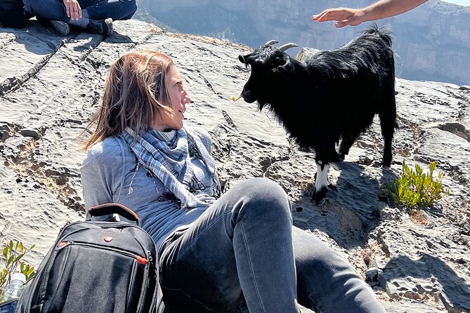Jebel Shams summit W4 - Guides and max 4 travelers: why the small group size matters