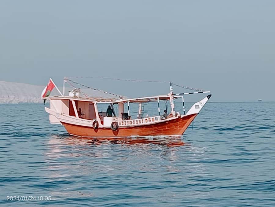 Khasab: Dhow Cruise with Lunch, Dolphin Watching& Snorkeling - Service Style on the Dhow: Calm, Clean, and Attentive