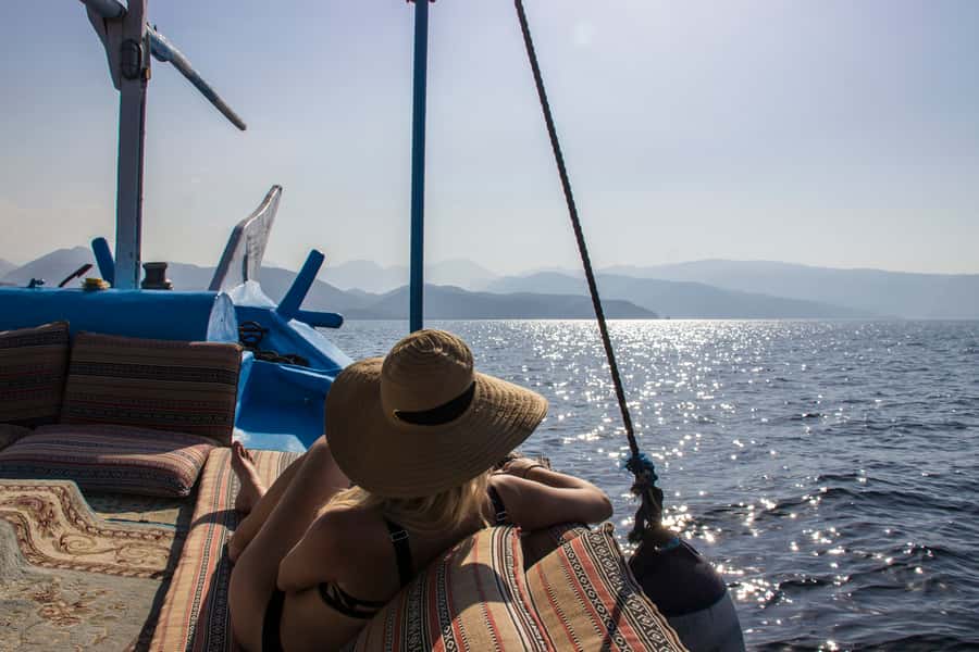 Musandam Khasab Full-Day Cruise with Transfers & Lunch - Lunch onboard: Oriental buffet, drinks, and why it feels more local