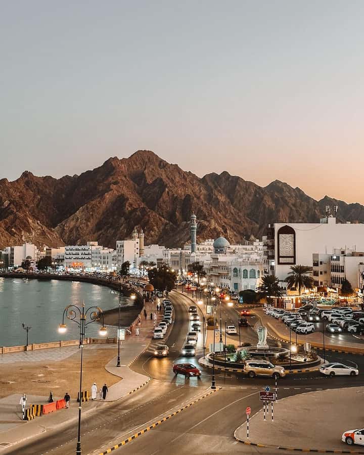 Muscat City Tour and life with Omani Guy ( luxury car). - Riding in comfort, seeing Muscat in a smart loop
