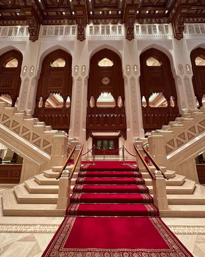 Muscat City Tour and life with Omani Guy ( luxury car). - Sultan Qaboos Grand Mosque, then the city’s modern face