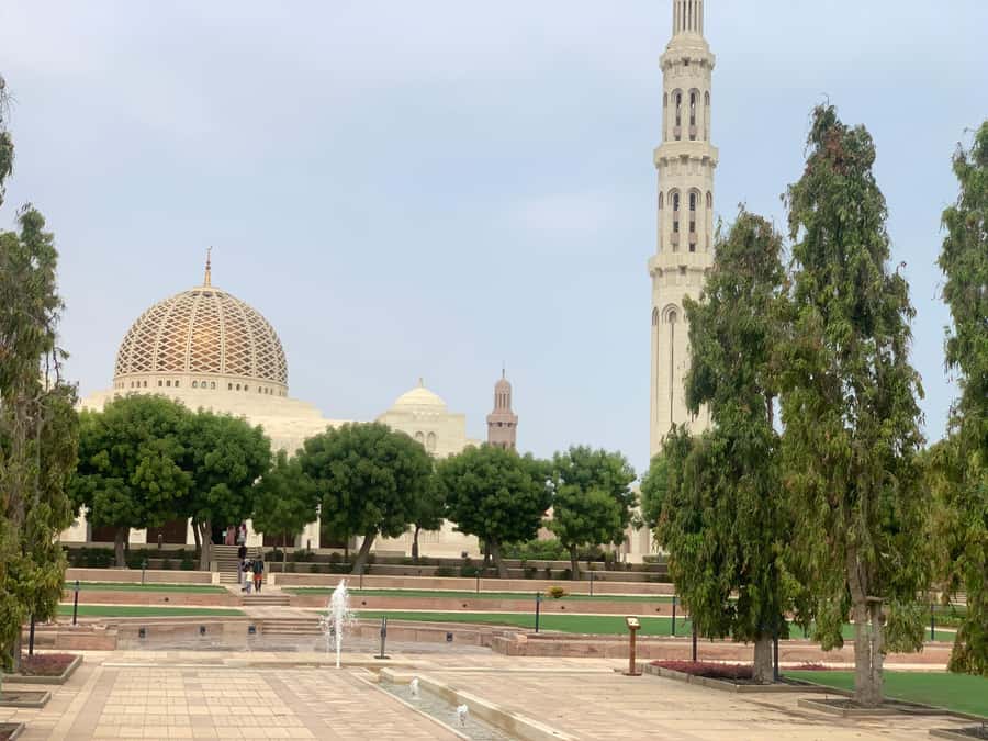 Muscat: Evening Group City Guided Tour with Free Dinner - Sultan Qaboos Grand Mosque at Night: What You Should Plan For