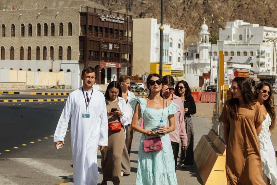 Muscat: Guided Walking Tour of Corniche, Souq & Mutrah Fort - Meeting at the Mutrah Fish Market and Getting Oriented Fast