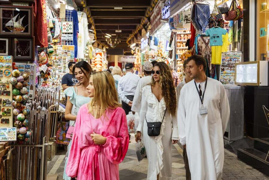 Muscat: Guided Walking Tour of Corniche, Souq & Mutrah Fort - Mutrah Souq: Market Lanes, Souvenir Stops, and Omani Halwa