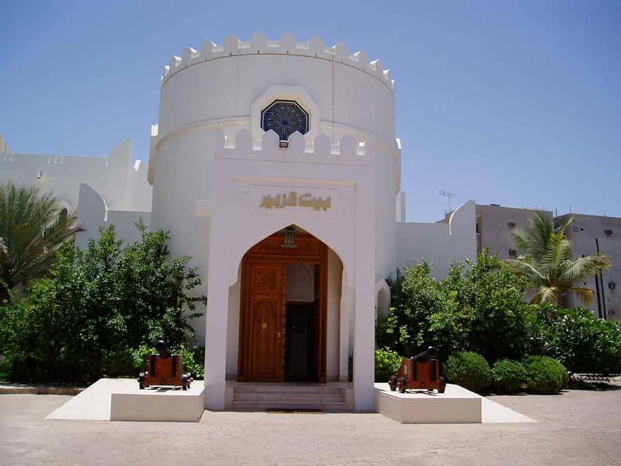 Muscat: Half-Day Sightseeing Essentials Tour and Audio Guide - Al Alam Palace and the Portuguese forts: quick exterior viewpoints done right