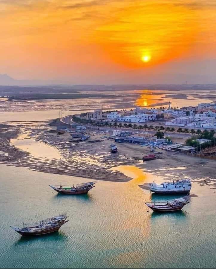 Muscat Oman Grand Canyon, Jebel Shams & Nizwa - Entering Nizwa: fort views and a real souq atmosphere