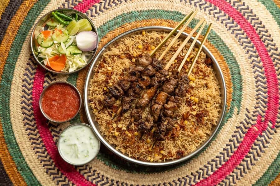 Muscat: Omani Food Tour with Shuwa & Halwa - Omani bread flavors and spiced tea breaks