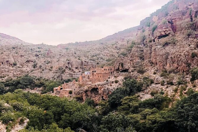 Private Oman Full Day Guided Sightseeing Tour - Nizwa Fort: A Castle-Scale View of Omani Power