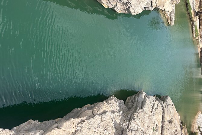 Private Safari tour and Wadi in 4x4 with a local guide - Stop 1: The wadi oasis break with turquoise pools and palm shade