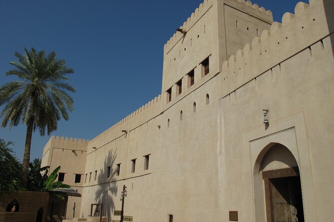 Tour Arwa 3 Days-2 Nights, Oman Tours Package - Nizwa Souq and Nizwa Fort, the start of real Oman